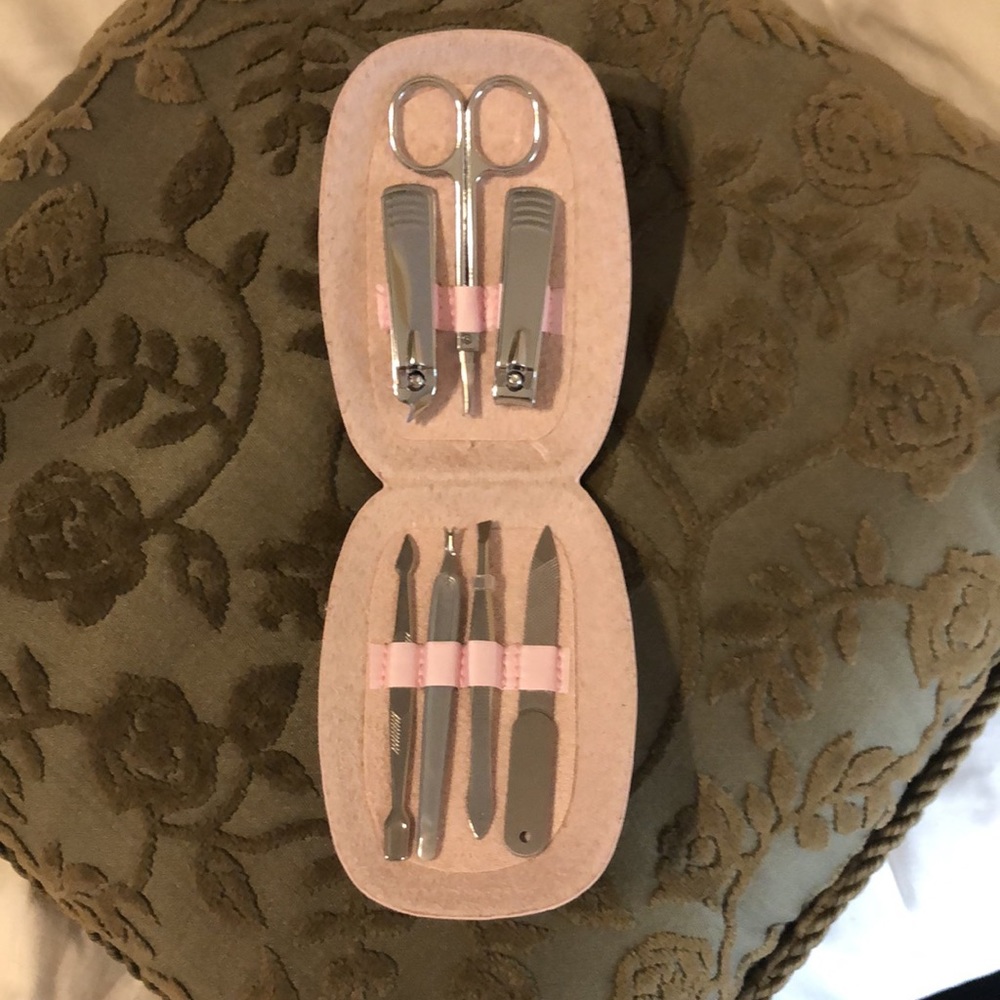 Farmasi Mani/Pedi Set - Picture 2 of 5